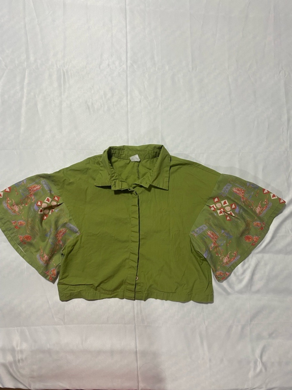 Bayo cropped Olive Green Short Button-Front Top with Patterned Sleeves size M